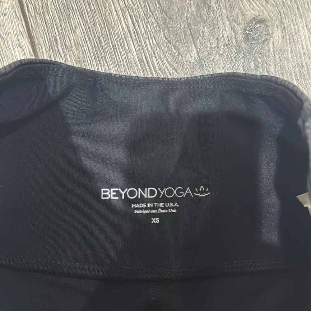 • Beyond Yoga • Women’s  Viper Highwaisted Midi Leggings Viper Black Yoga  XS